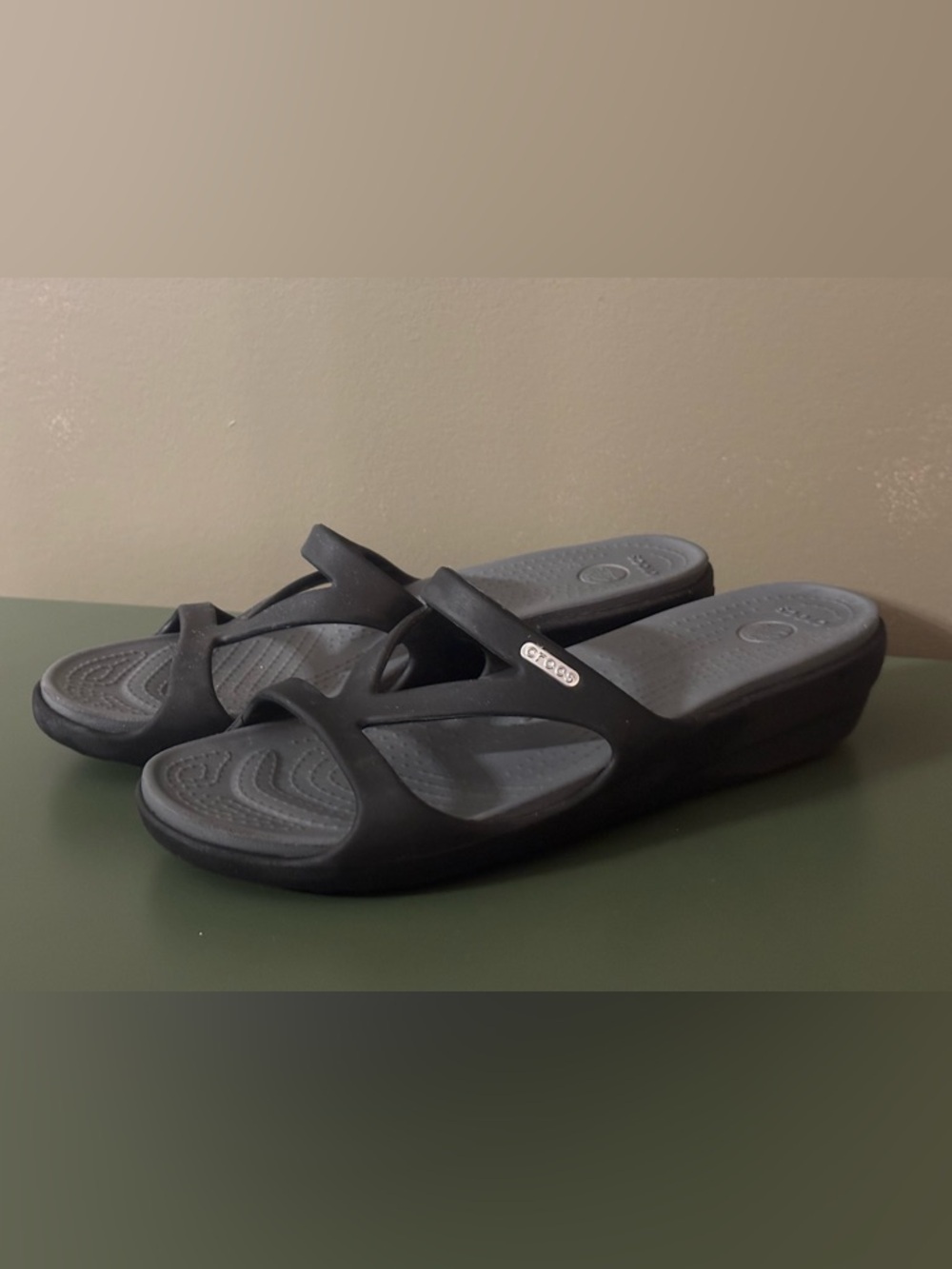 CROCS Hilga Women’s Size 9 Black Slip-On Slides Strappy Wedge Sandal Comfort